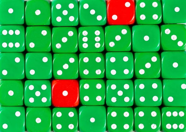 Háttere véletlenszerű megrendelt zöld dobókocka két piros kocka — Stock Fotó