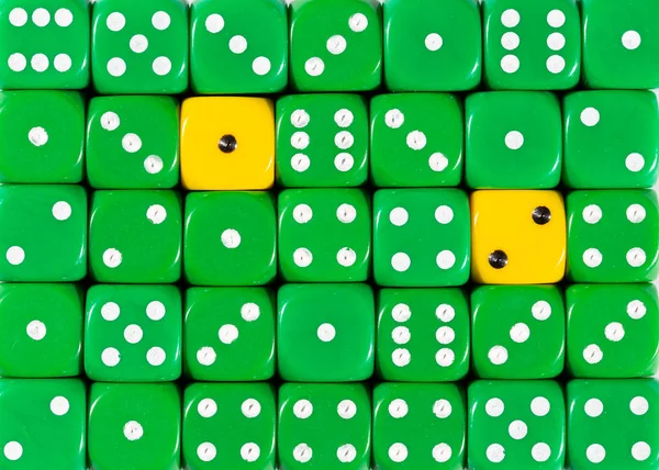 Fondo de dados verdes ordenados aleatoriamente con dos cubos amarillos — Foto de Stock