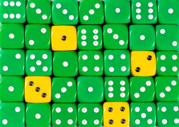 Fond de dés verts ordonnés au hasard avec quatre cubes jaunes — Photo