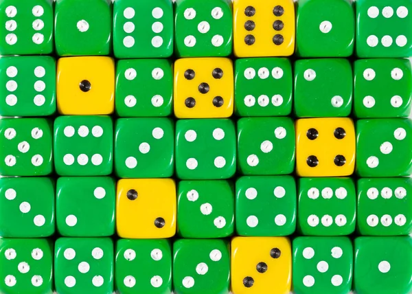 Fond de dés verts ordonnés au hasard avec six cubes jaunes — Photo