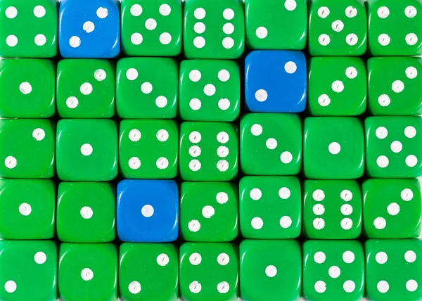 随机有序绿色骰子的背景与三个蓝色立方体 — 图库照片