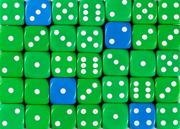 Фон навмання впорядкованих зелених точок з чотирма синіми кубиками — стокове фото