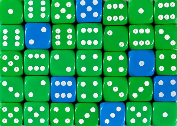 Fond de dés verts ordonnés au hasard avec six cubes bleus — Photo