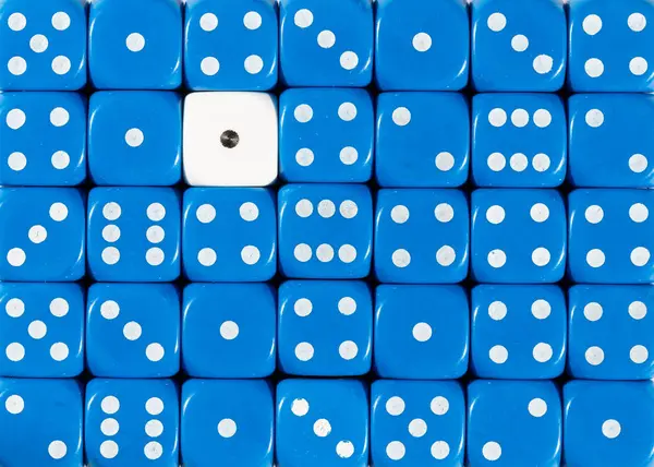 Fond de dés bleus ordonnés aléatoirement avec un cube blanc — Photo