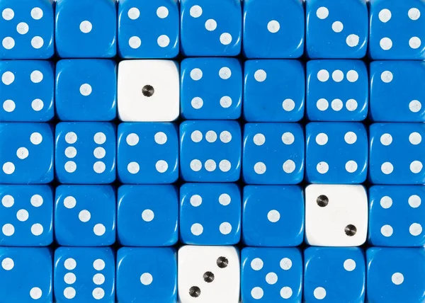 Fond de dés bleus ordonnés aléatoirement avec trois cubes blancs — Photo