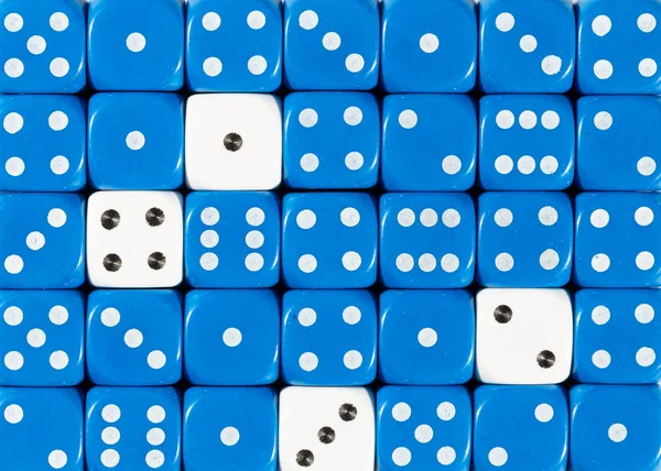 Sfondo di dadi blu ordinati casualmente con quattro cubi bianchi — Foto Stock