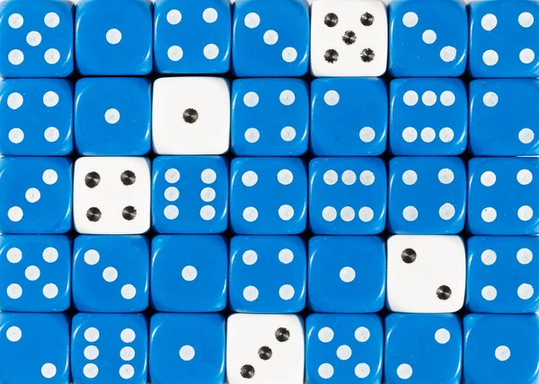 5つの白い立方体を持つランダムな順序の青いサイコロの背景 — ストック写真