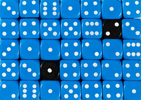 Sfondo di dadi blu ordinati casualmente con due cubi neri — Foto Stock