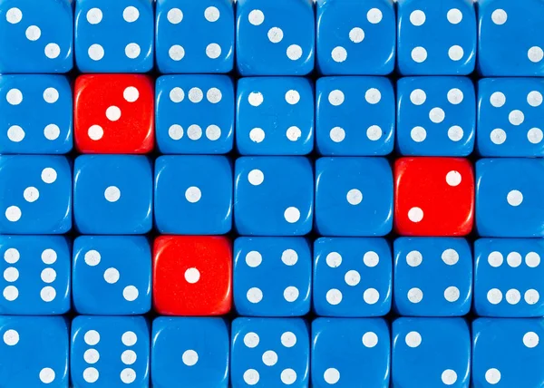 随机有序的蓝色骰子的背景与三个红色立方体 — 图库照片