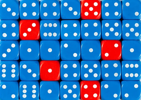 随机有序的蓝色骰子的背景与五个红色立方体 — 图库照片