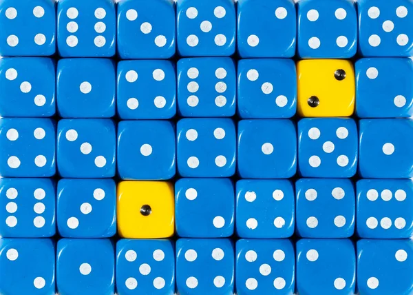 Sfondo di dadi blu ordinati casualmente con due cubi gialli — Foto Stock