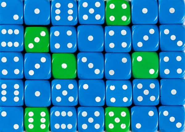 随机有序的蓝色骰子的背景与六个绿色立方体 — 图库照片