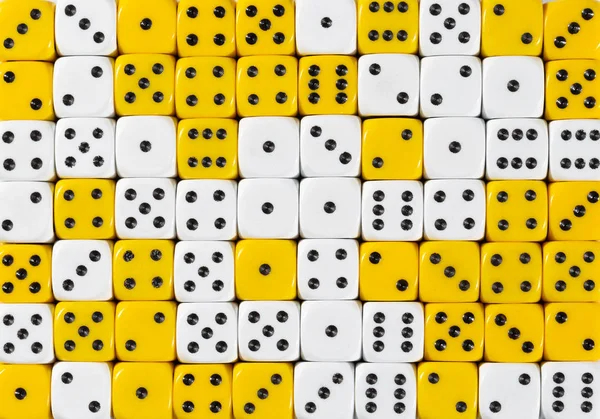 70随机有序白色和黄色骰子的背景 — 图库照片
