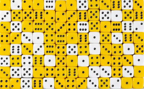随机有序黄色和白色骰子的背景图案 — 图库照片