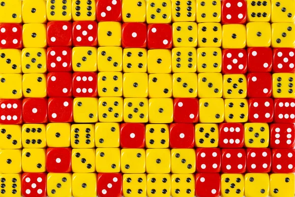 随机有序黄色和红色骰子的背景图案 — 图库照片