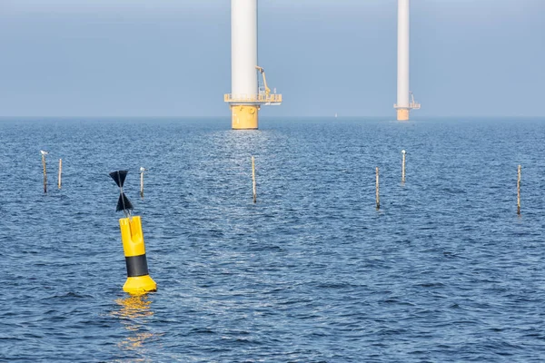 Offshore-Windkraftanlagen in Küstennähe mit Boje — Stockfoto