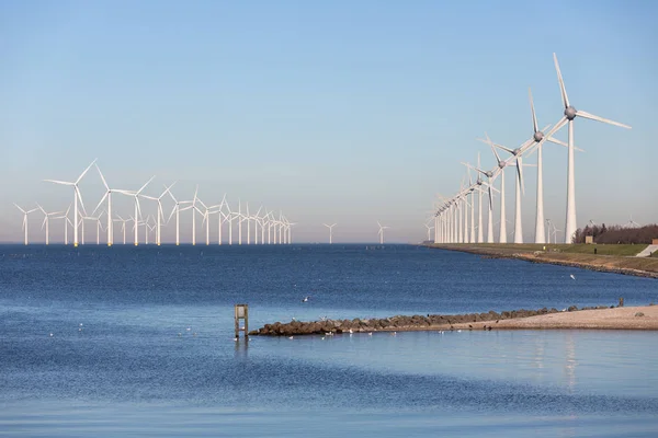 Blick vom Strand auf Offshore-Windkraftpark — Stockfoto