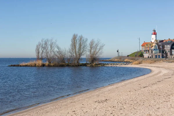 Plaża dawnej wyspie Urk z widokiem na zabytkowej latarni morskiej — Zdjęcie stockowe