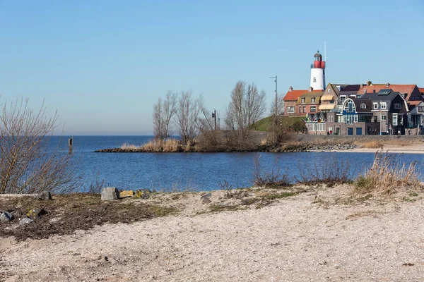 Strand der ehemaligen Insel Urk mit Blick auf historischen Leuchtturm — Stockfoto