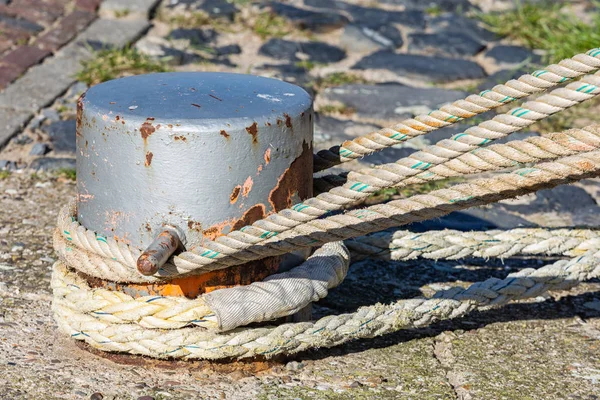 Mooring rope coiled around a bollard — Stock Photo, Image