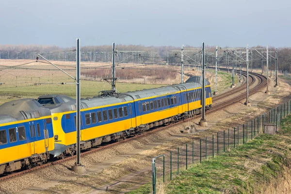 Holandská železnice přes národní park Oostvaardersplassen nedaleko Alpouhých a Lelystadu — Stock fotografie