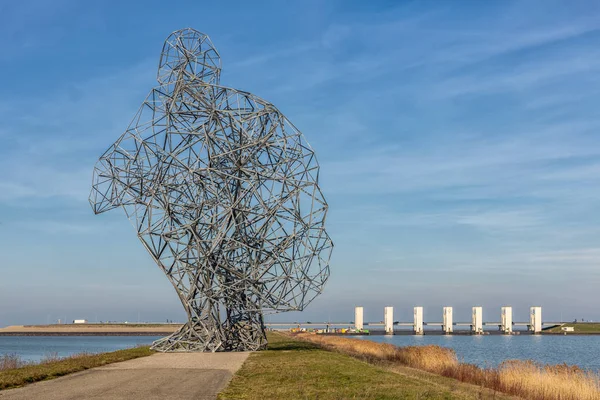 IJzeren standbeeld van man op Dam in Lelystad, Nederland — Stockfoto