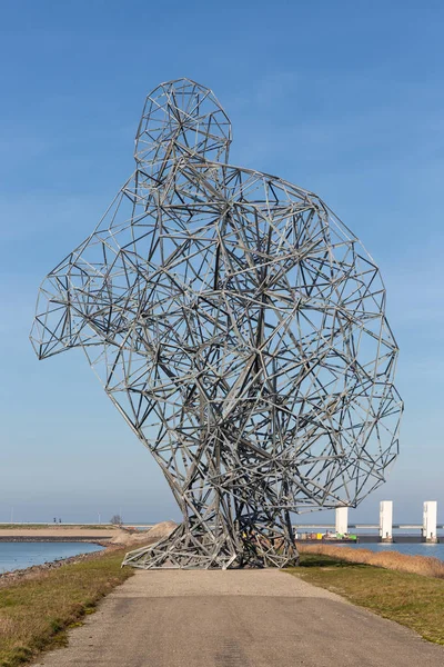 IJzeren standbeeld van man op Dam in Lelystad, Nederland — Stockfoto