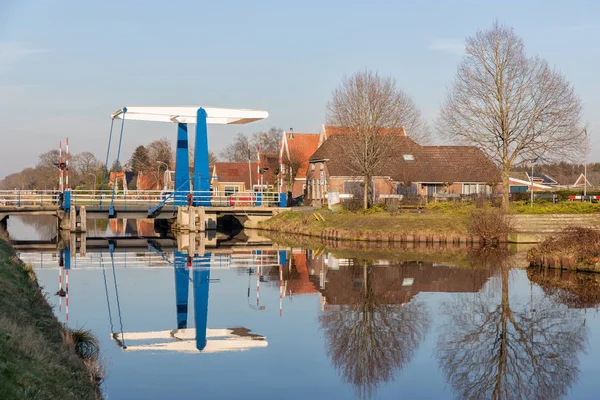 Drawbridge sul canale vicino a Smilde a Drenthe, Paesi Bassi — Foto Stock