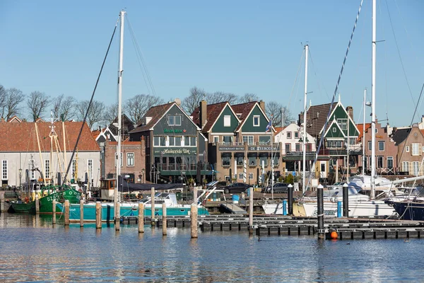 Domy i portowe zabytkowe wioski rybackie Urk w Holandii — Zdjęcie stockowe