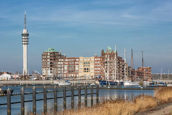 Puerto holandés de Lelystad con torre de comunicación y edificio de apartamentos —  Fotos de Stock