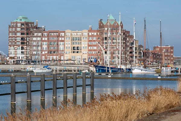 Puerto holandés de Lelystad con yates de vela y edificio de apartamentos — Foto de Stock