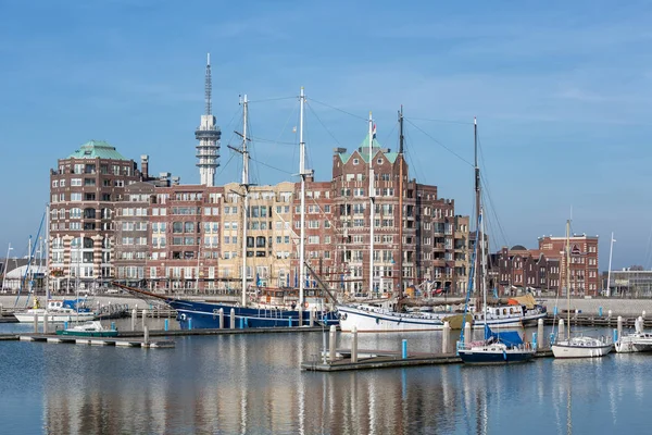 Dutch Harbor of Lelystad com comunicação Torre e prédio de apartamentos — Fotografia de Stock
