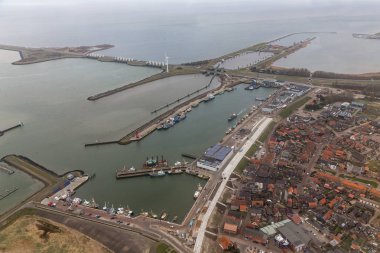 Hava görünümü Hollanda liman Den Oever sluices ile afsluitdijk ile
