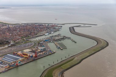 Havadan görünüm liman Harlingen, Wadden Denizi'nde Hollanda köyü