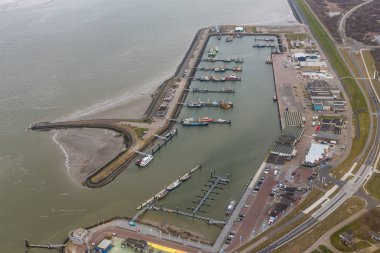 Hollanda kıyısında Wadden Denizi'nde hava görünümü liman Lauwersoog