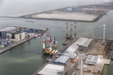 Rüzgar türbinleri ve offshore inşaat platformları ile Hollanda liman Eemshaven