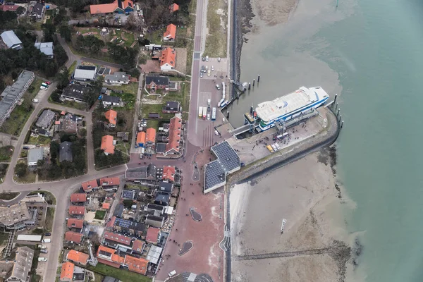 İskele ve feribot terminali ile havadan görünümü Hollanda adası Vlieland — Stok fotoğraf