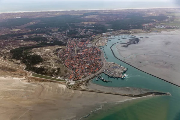 Vista aérea porto holandês e Village Terschelling — Fotografia de Stock