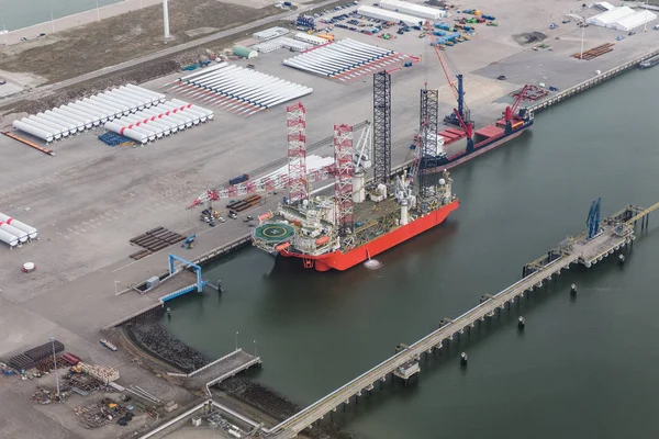 Nederlandse haven Eemshaven met kraan platform voor de installatie van offshore windturbines — Stockfoto