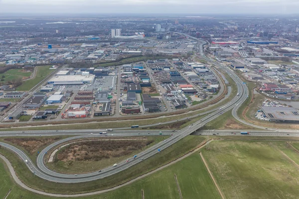 Dálniční křižovatka na vzdušné obrazovce a přeprůsmyk v holandském městě Groningen — Stock fotografie