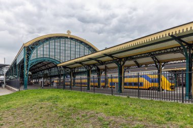 Tarihi inşaat ve çatı ile Hollanda tren istasyonu Den Bosch