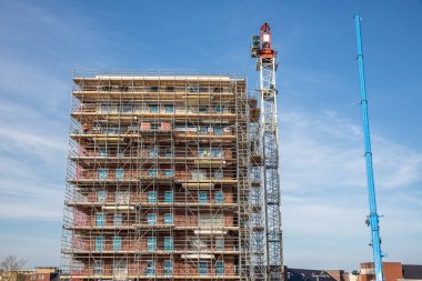 Şantiye iskele ve mason işçiler ile yeni apartman