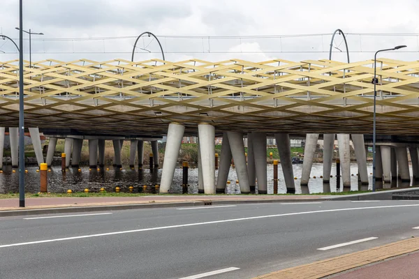 Moderní železniční most přes řeku Dieze v holandském městě s-Hertogenbosch — Stock fotografie