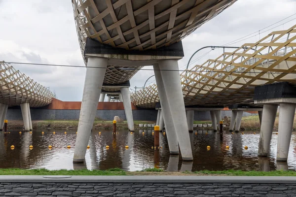 Hollanda şehri s-Hertogenbosch'ta Dieze nehri üzerinde modern demiryolu köprüsü — Stok fotoğraf