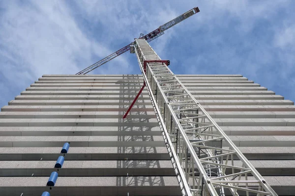 Dutch office building with working crane attached — Stock Photo, Image