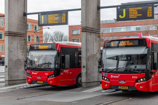 Autobuses en la estación central de Den Bosch, Países Bajos — Foto de Stock