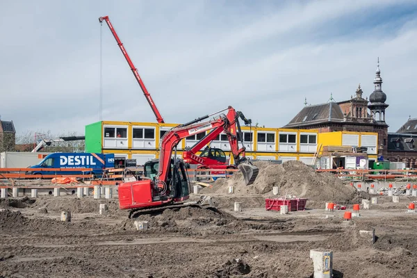 Byggarbetsplats med kran och stavar nära Delft Railway Station — Stockfoto