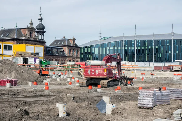 Construction site with crane and stakes near Delft railway station — Stock Photo, Image