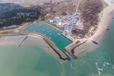 Hollanda adası Vlieland'de Wadden Denizi ve marinası havadan görüntülendi