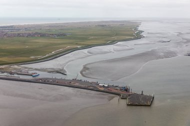 İskele ve feribot terminali ile havadan görünümü Hollanda adası Ameland